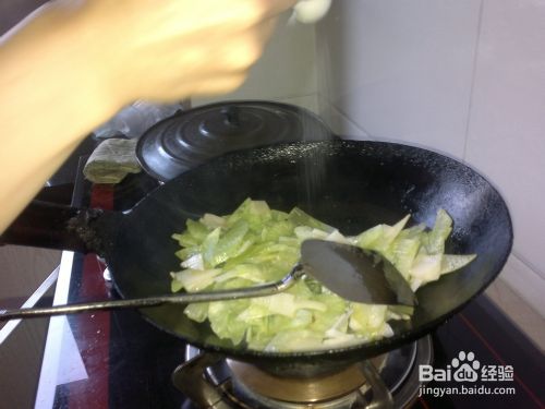 健康下饭菜青椒莴笋片炒竹笋的做法