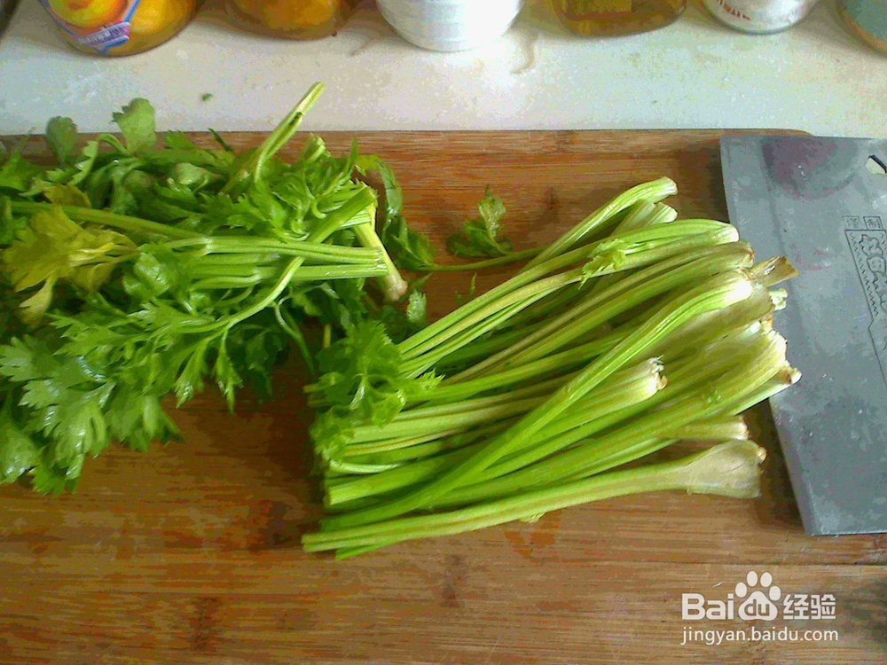 怎样做好炒旱芹菜地瓜粉的备料