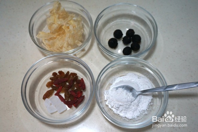 银耳桂圆葛粉羹的做法