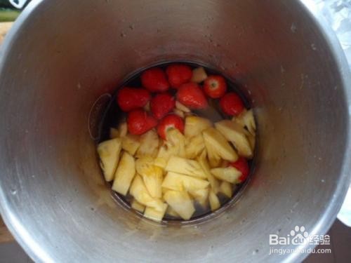 菠萝草莓酸奶奶昔