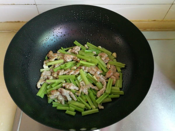 芹菜炒肉的做法是什么