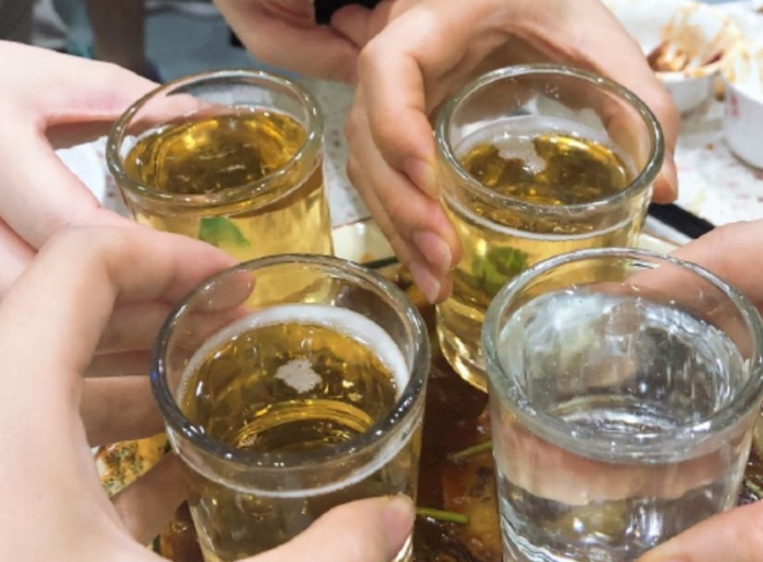 干了这杯酒 下一句是什么