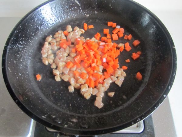 肉丁杂蔬炒馒头丁