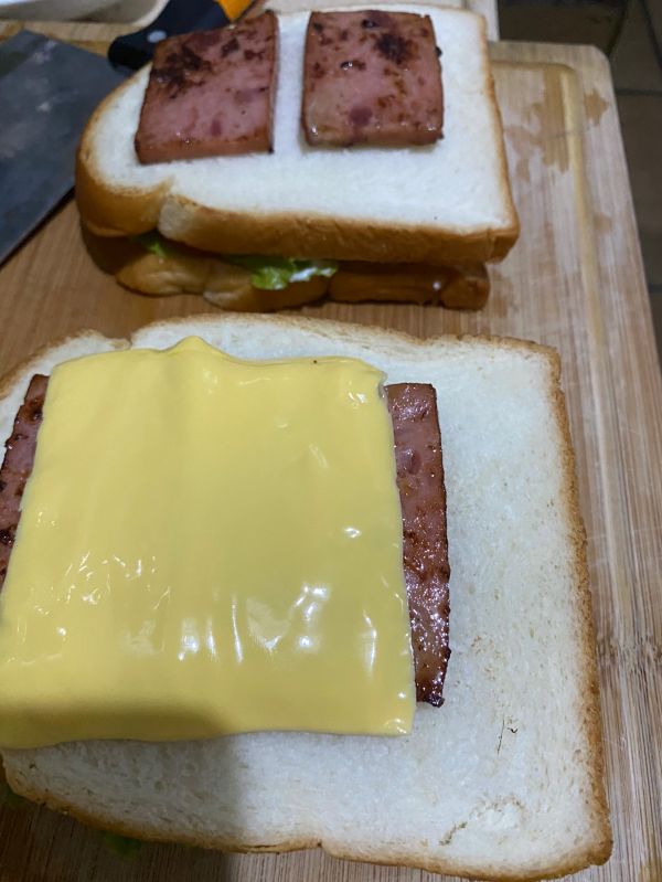 嫩牛肉火腿三明治