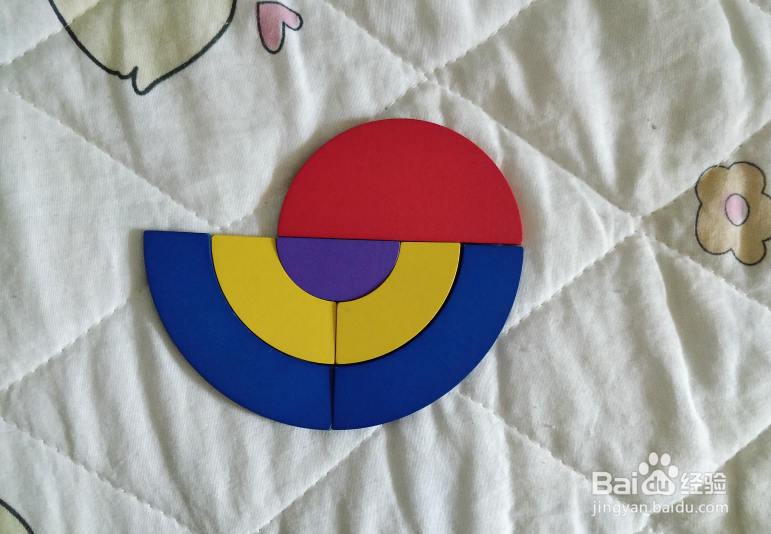 用形状积木怎么拼一只站着拍翅的小鸟？