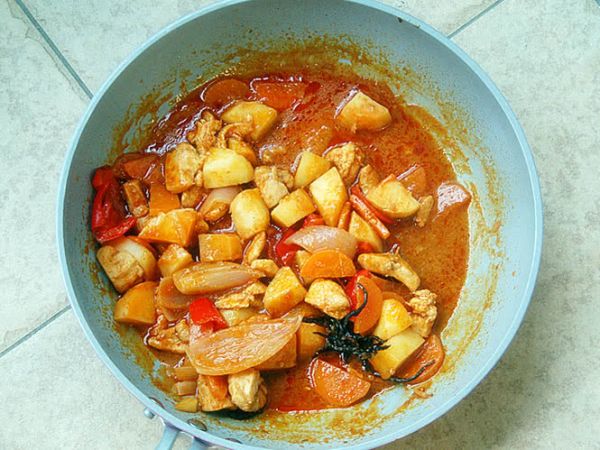 咖喱鸡肉盖浇饭