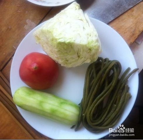 夏季怎样做出好吃的水果和蔬菜沙拉拼盘呢？