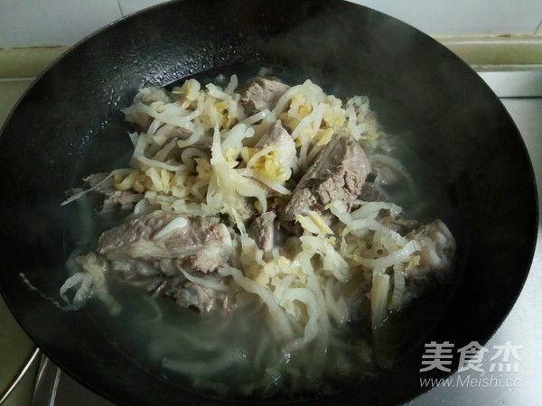 酸菜炖排骨的做法