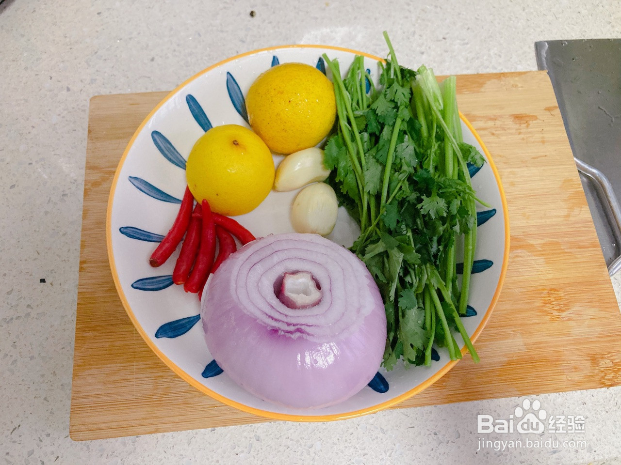 手撕柠檬鸡腿肉的做法