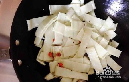 腊肉炒豆丝的做法