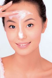 正确清洁脸部肌肤图解法