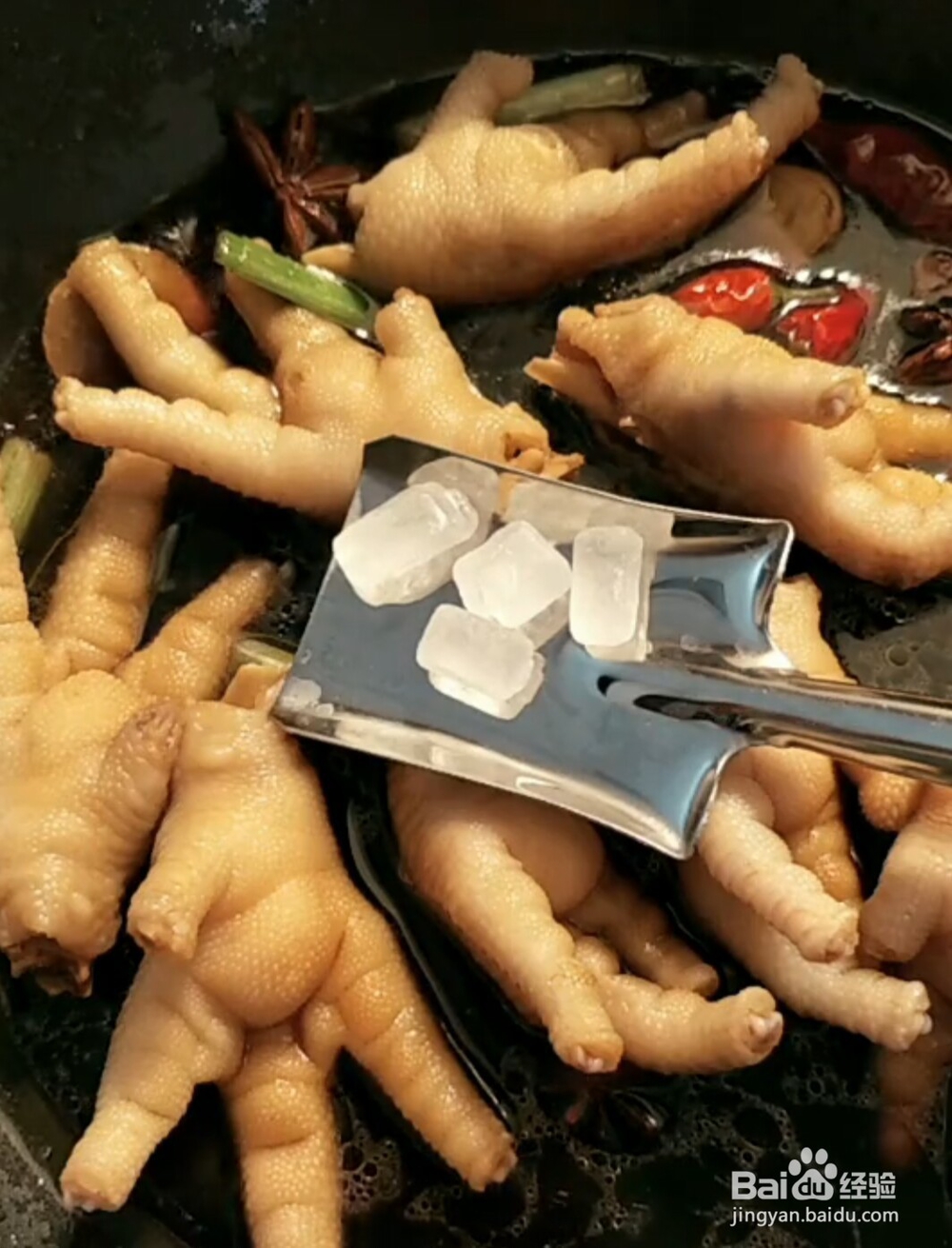 在家做美味的卤鸡脚