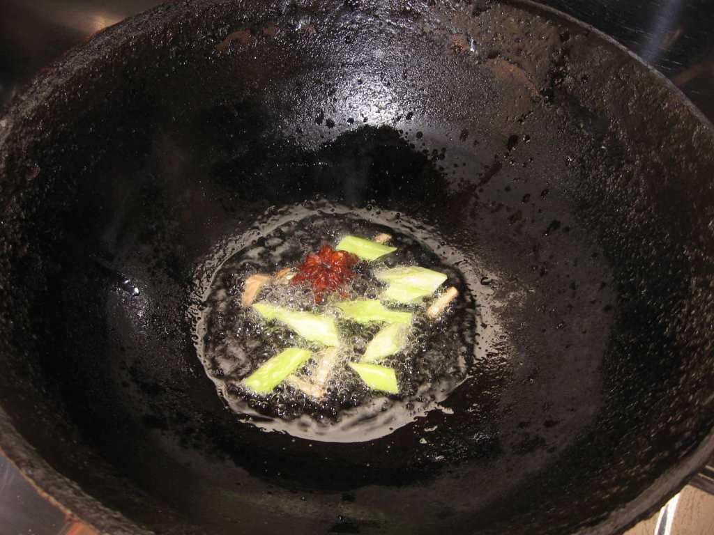 尖椒炒肥肠，好吃到停不下来！