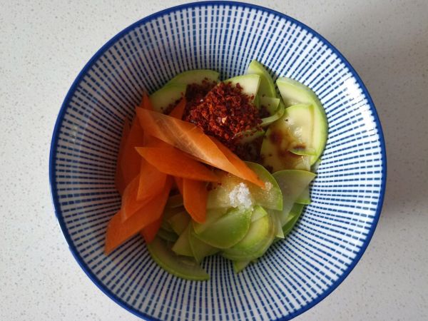 韩式辣拌西葫芦片