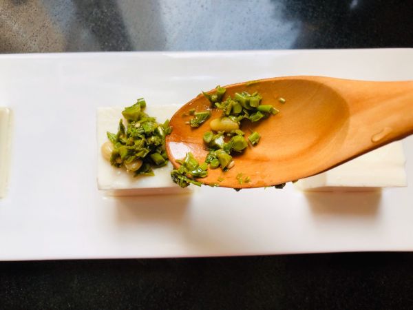 凉拌香椿松子豆腐