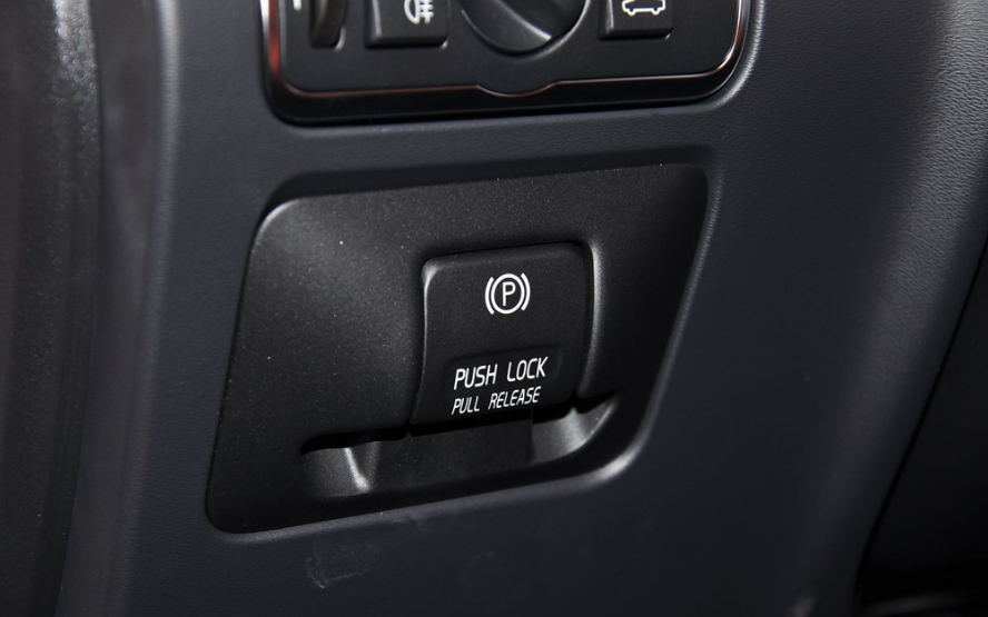 沃尔沃xc60有没有手刹，有的话在哪里