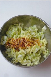 年关将近教你如何做解酒小菜-麻辣白菜叶