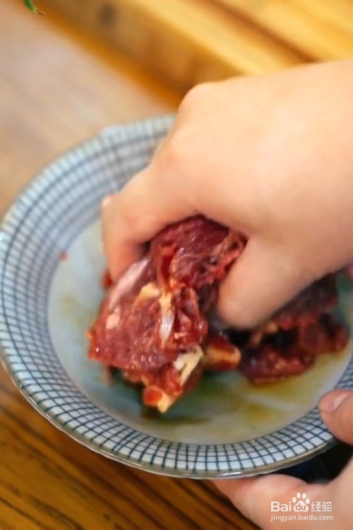 如何做葱爆羊肉？