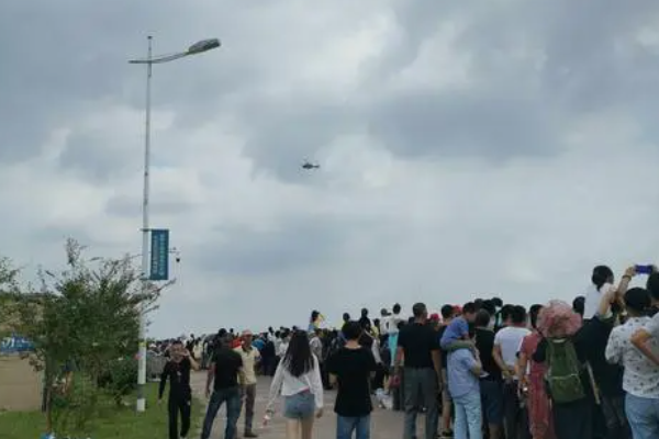 什么人山人海什么昂首东望造句