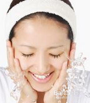 用淘米水洗脸