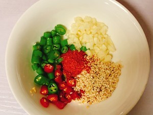 香菜拌皮蛋的做法