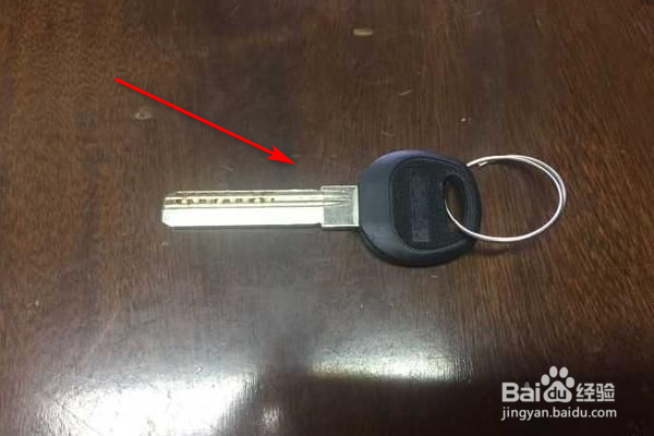 如何用钥匙锁家门呢？