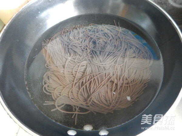 黄瓜鸡蛋皮凉拌荞麦面