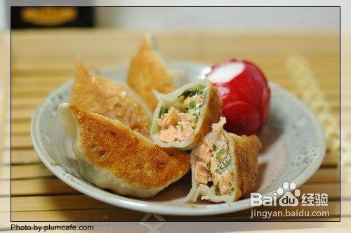 香煎三文鱼饺子的做法