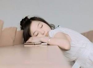 趴在桌子午睡的八个坏处