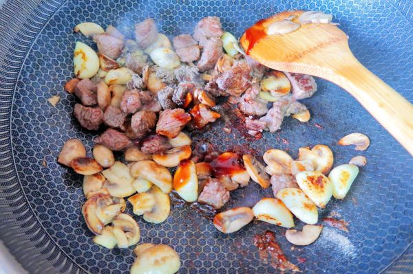 蒜香口蘑牛肉粒