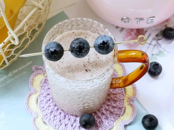 蓝莓香蕉椰香奶昔