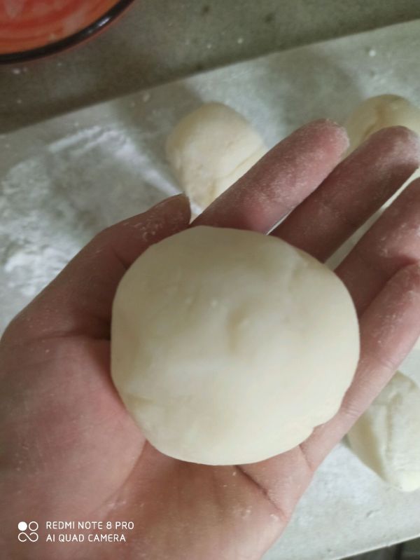 奶黄馅冰皮月饼