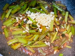 芹菜炒粉的做法