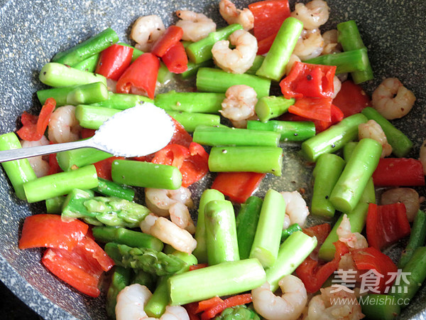 芦笋炒虾仁的做法