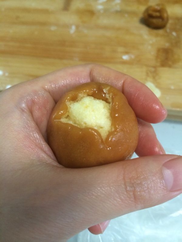 广式蛋黄莲蓉月饼