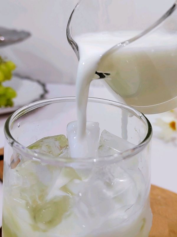 青提炼乳牛奶饮品