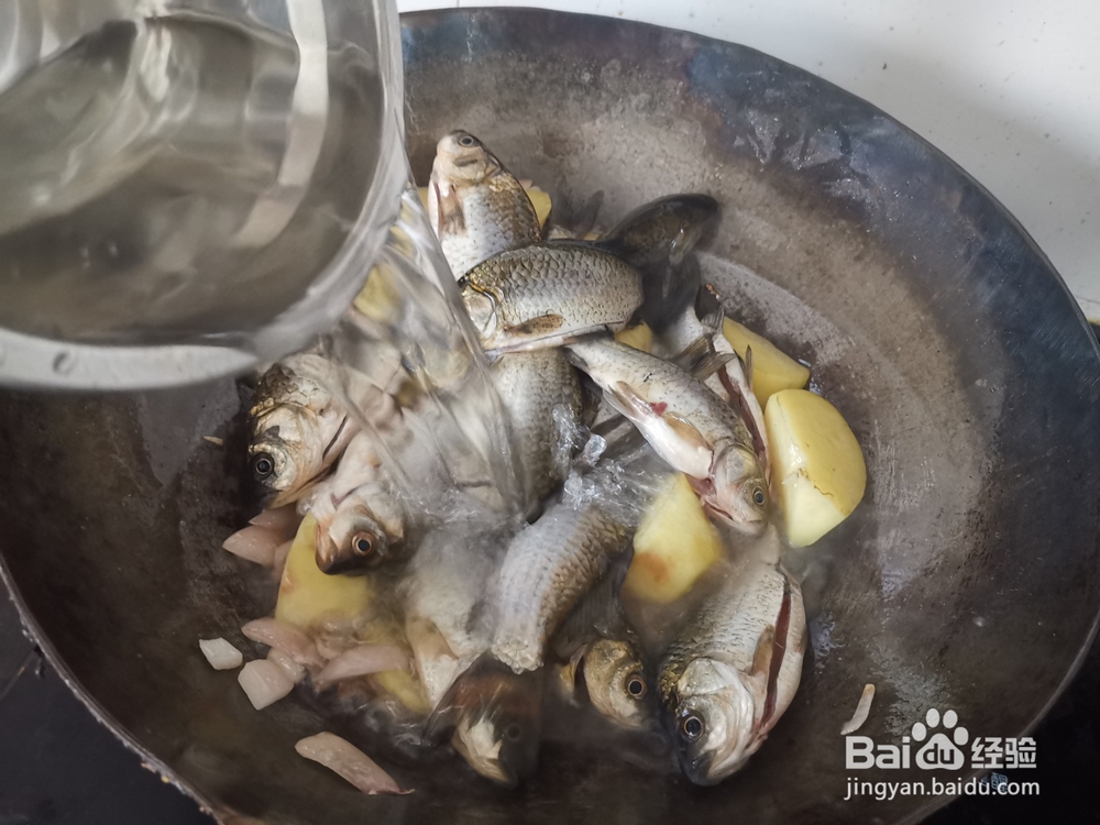 小鲫鱼炖土豆块