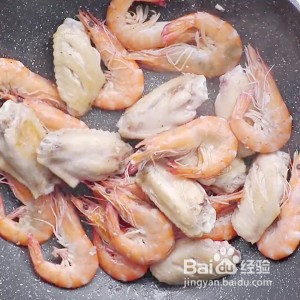 如何制作咸香的啤酒鲜虾鸡翅香菇煲?