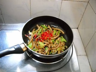 如何做西芹牛肚辣炒面?