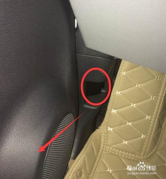 新奥拓如何打开汽车引擎盖