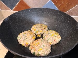 怎么做香煎鸡胸肉饼?