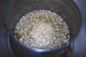 蒜油藕片的做法