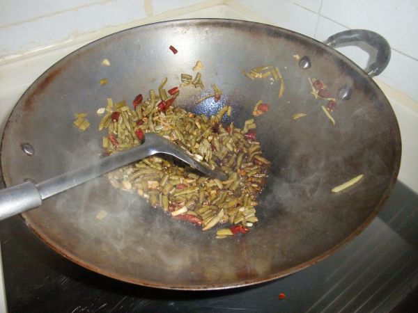 酸豆角焖禾花鱼