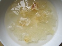 好喝又营养的银耳百合莲子羹