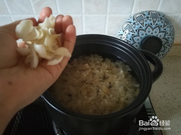 如何制作银耳雪梨百合红枣汤