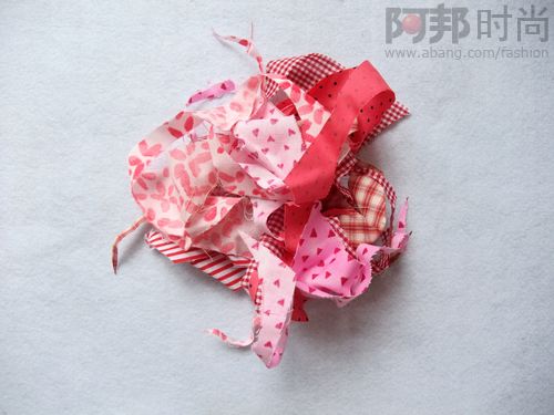 教你用碎布制作装饰小yoyo~~~很可爱的哦！