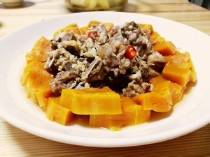 如何制作美味的南瓜清蒸辣排骨?