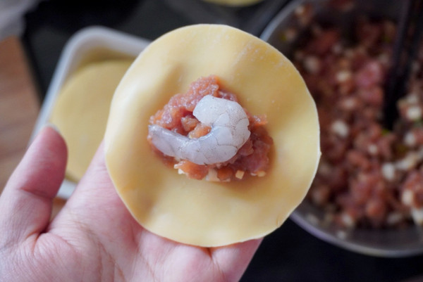 藕丁猪肉虾仁锅贴