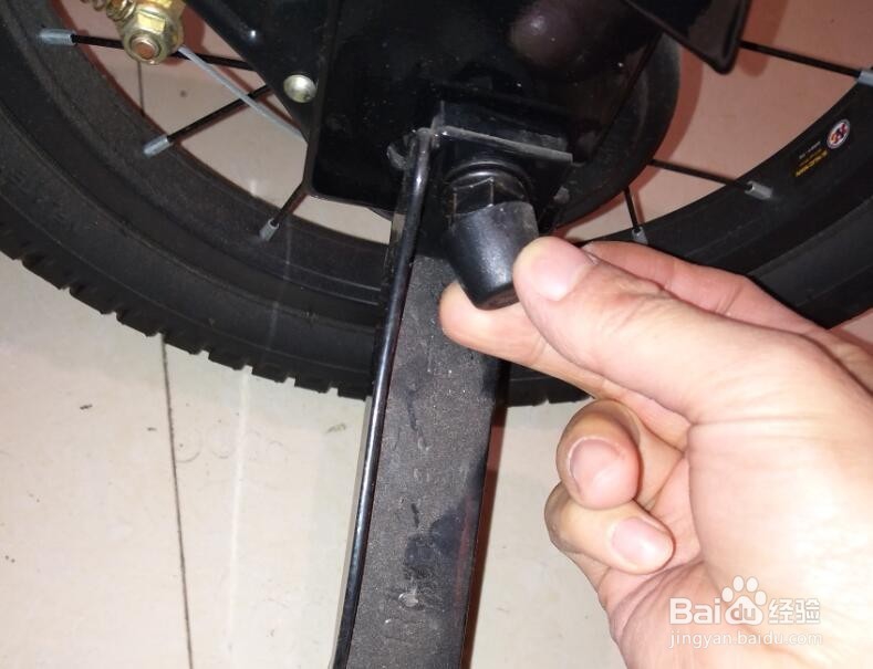 怎么安装儿童车辅助轮?