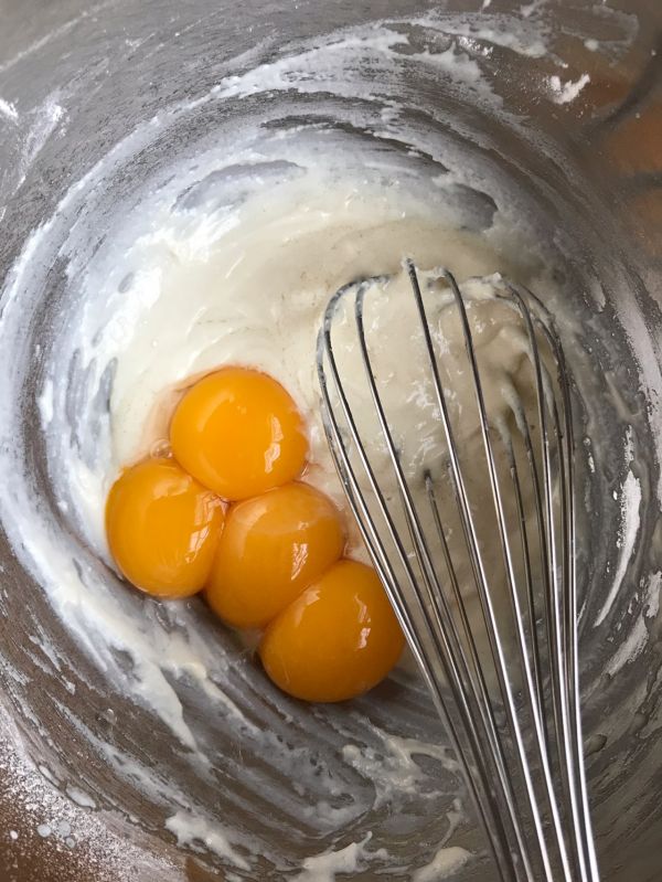 榴莲奶油O型蛋糕卷：